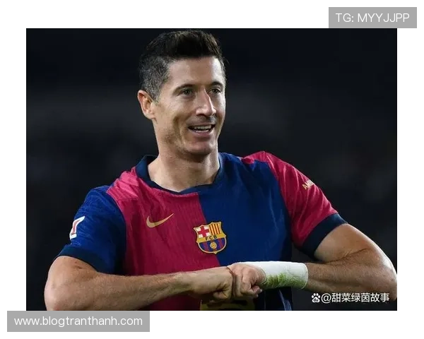 莱万多夫斯基在巴萨体系中的角色变化与战术适应能力解析